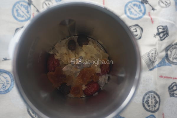 红枣银耳桃胶桂圆羹的做法图解5
