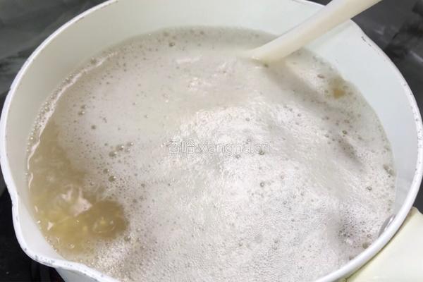 黑木耳小米粥的做法图解2
