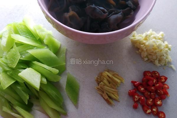 莴笋炒木耳的做法图解3