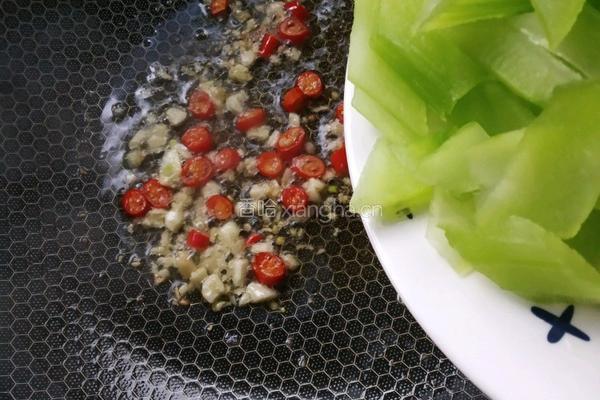 莴笋炒木耳的做法图解5