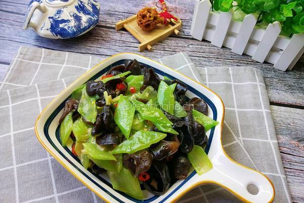 莴笋炒木耳的做法图解13