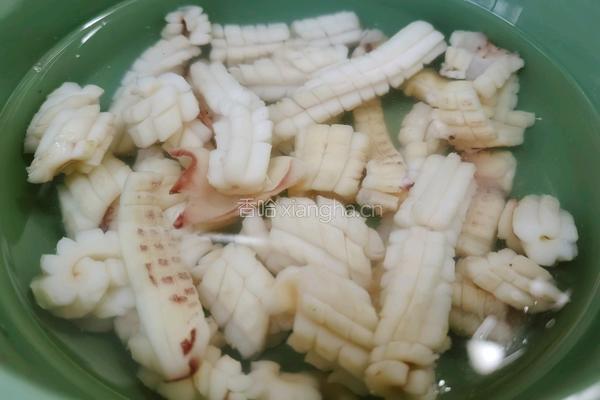 莴笋炒鱿鱼卷的做法图解1