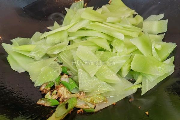 莴笋炒鱿鱼卷的做法图解4