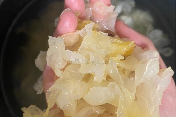 银耳桂圆红枣羹的做法图解1