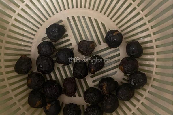 银耳桂圆红枣羹的做法图解2