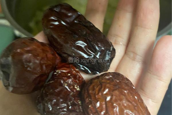 银耳桂圆红枣羹的做法图解3