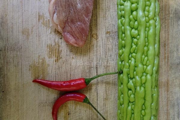 苦瓜炒肉的做法图解1