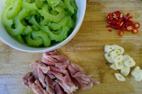 苦瓜炒肉的做法图解2