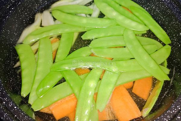 荷兰豆墨鱼饼的做法图解3
