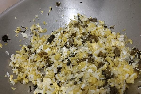 酸菜炒饭的做法图解5