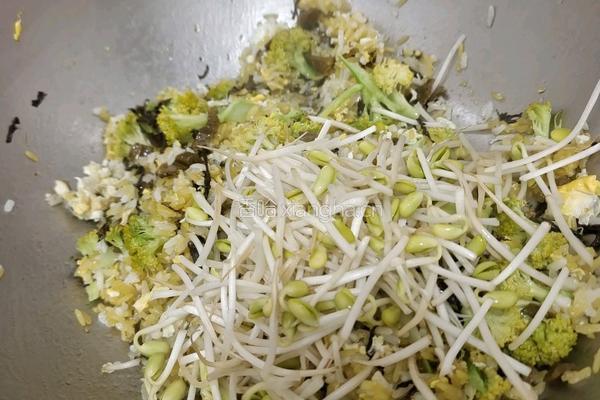 酸菜炒饭的做法图解7