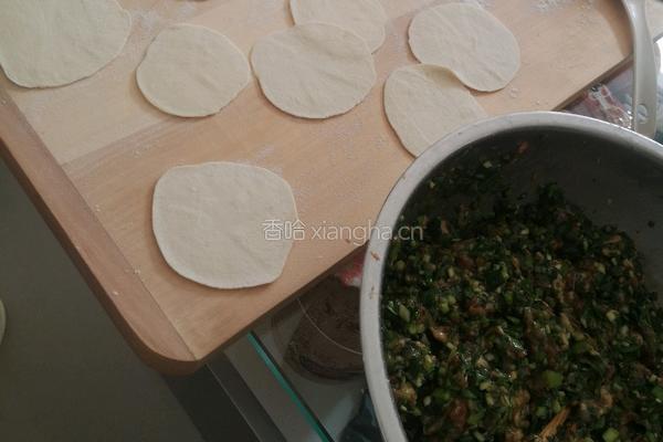 韭菜肉虾仁水饺的做法图解5
