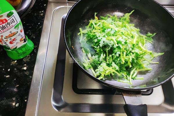 茼蒿炒香干的做法图解4