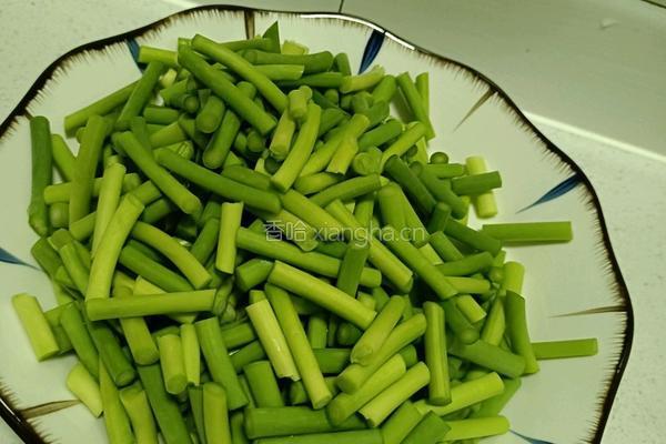 蒜苔炒肉的做法图解1