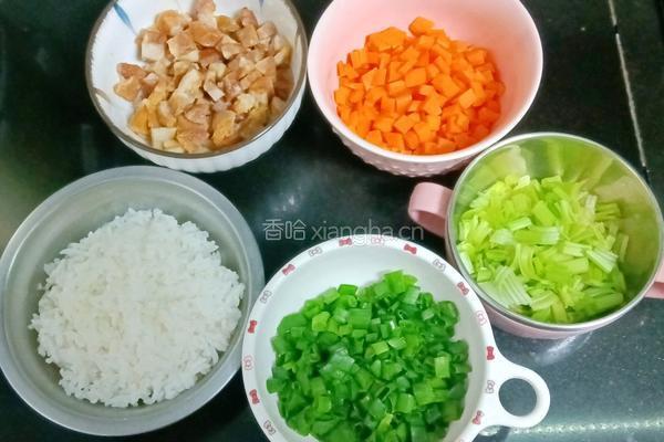 腊肠芹菜胡萝卜炒饭的做法图解1