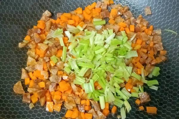 腊肠芹菜胡萝卜炒饭的做法图解5