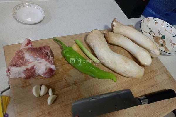 杏鲍菇炒肉的做法图解1