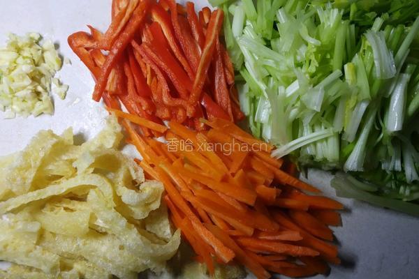 肉皮炒三丝的做法图解2