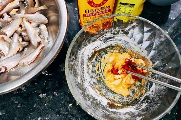 香酥小鱼的做法图解2