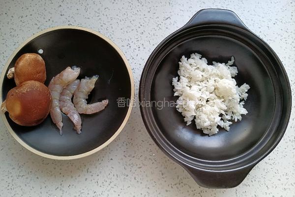 虾仁香菇砂锅粥的做法图解2