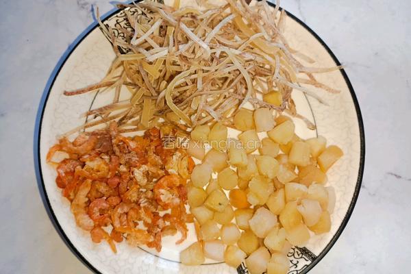 瑶柱虾米鱿鱼粉丝锅的做法图解2