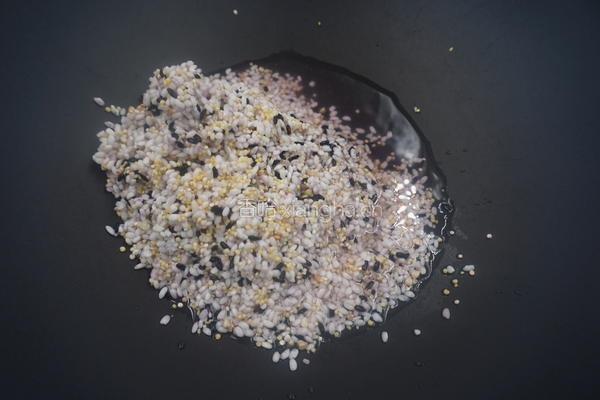 番茄豆乳菌菇杂粮饭的做法图解2