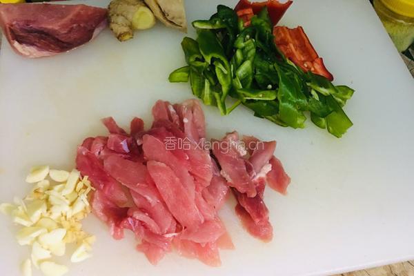 青蒜木耳炒肉片的做法图解2