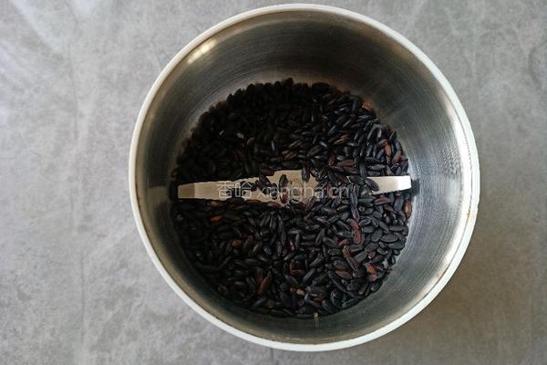 黑米馒头的做法图解1