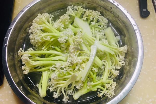 菜花炒肉片的做法图解1