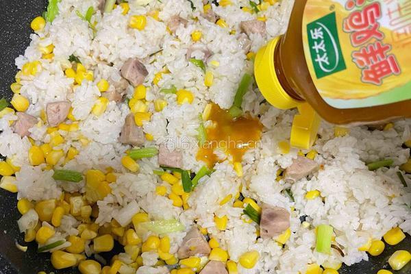 玉米烤肠炒饭的做法图解7