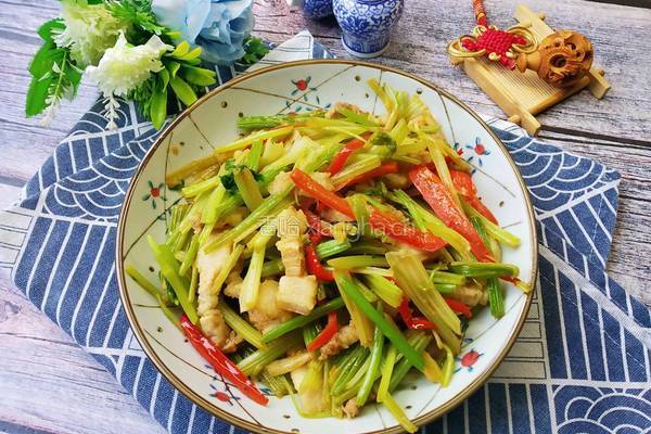 芹菜炒五花的做法图解1
