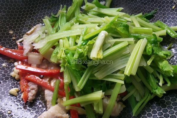 芹菜炒五花的做法图解9