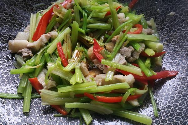 芹菜炒五花的做法图解12
