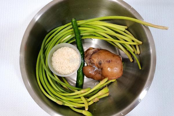 蒜苔猪头肉饭 的做法图解1