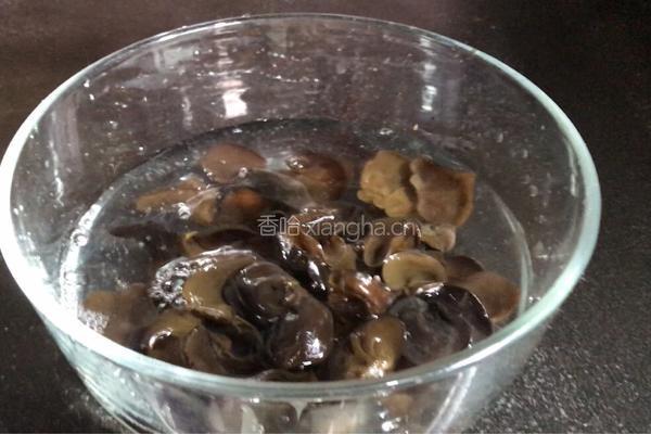 木耳番茄汤面的做法图解1