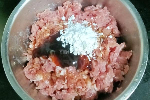 大米鹌鹑蛋蒸肉丸的做法图解2