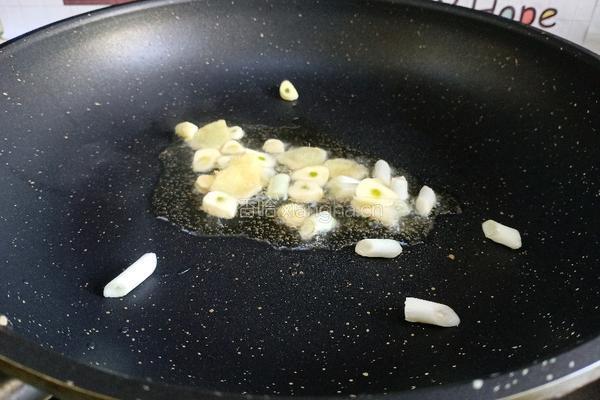 口蘑炒鸡胸肉盖浇饭的做法图解7