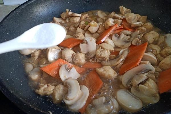 口蘑炒鸡胸肉盖浇饭的做法图解12