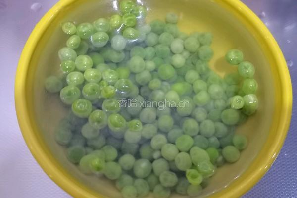 鲜豌豆红椒炒鸡蛋的做法图解4
