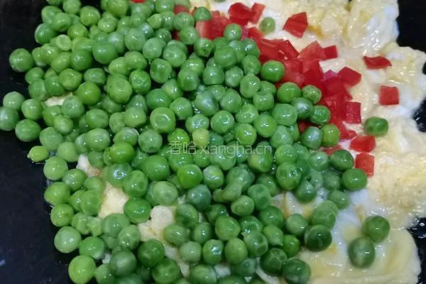 鲜豌豆红椒炒鸡蛋的做法图解8