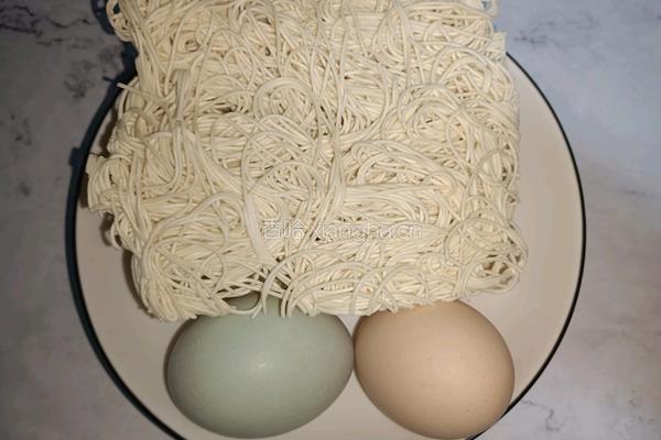 外婆菜鸡蛋汤面的做法图解1