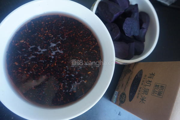糯叽叽的紫薯黑米糕的做法图解1