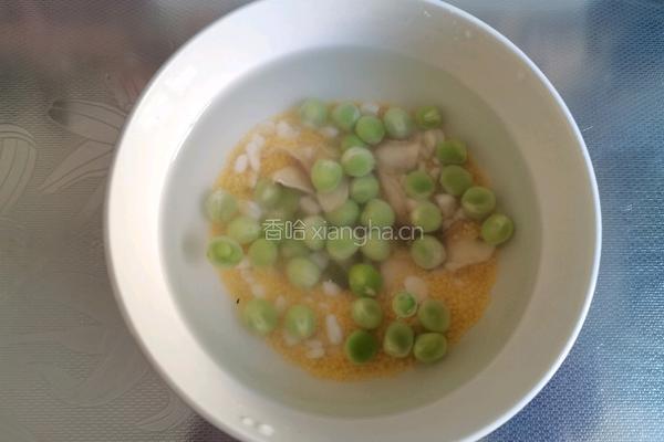 豌豆小米粘玉米粒百合冰糖米糊的做法图解2