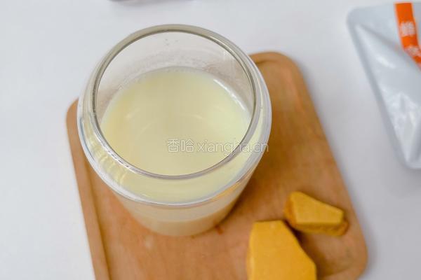 焦糖冰拿铁的做法图解1