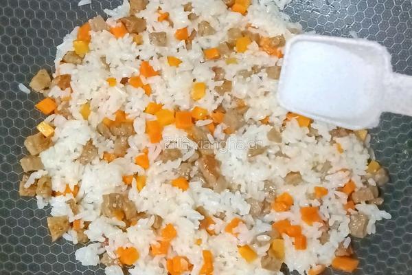 牛肉丸胡萝卜蛋炒饭的做法图解8