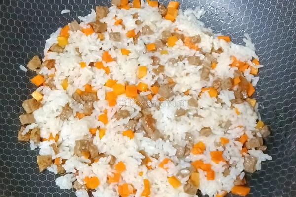 牛肉丸胡萝卜蛋炒饭的做法图解7