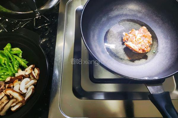 香菇肉沫炒辣椒的做法图解2