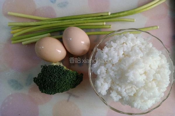 西蓝花蛋炒饭的做法图解1