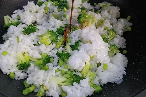 西蓝花蛋炒饭的做法图解11