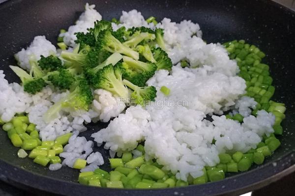 西蓝花蛋炒饭的做法图解9